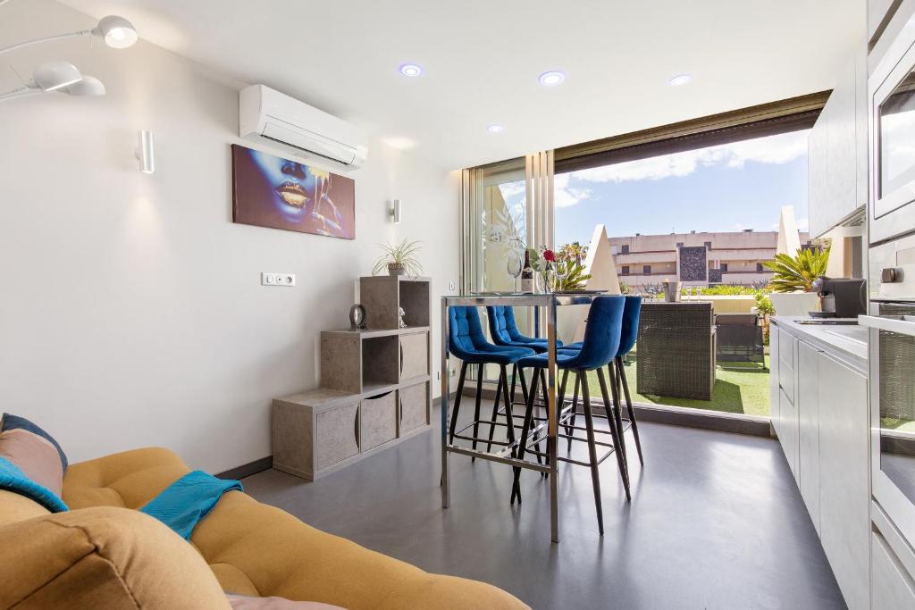 un salon avec un canapé, une table et des chaises dans l'établissement Sex and the city Heliopolis, au Cap d'Agde