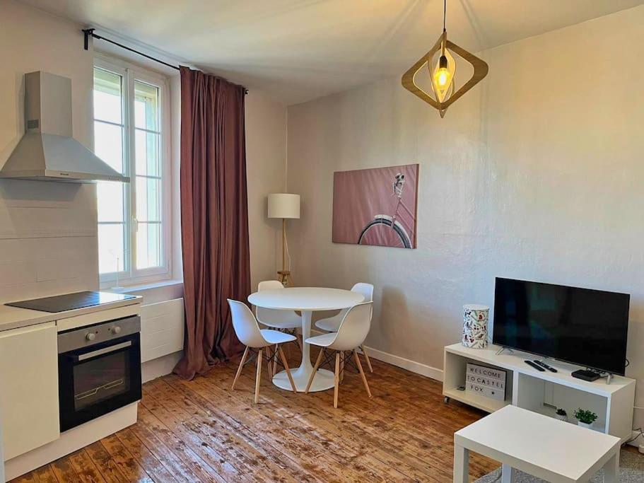 - une cuisine avec une table, une table et des chaises dans l'établissement Camille - Charmant T2 Moderne et Calme, à Châteaurenard