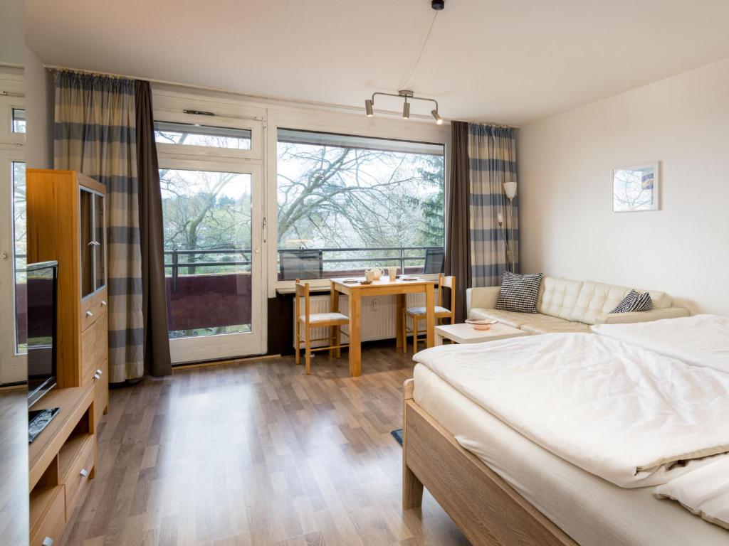 Schlafzimmer mit einem Bett, einem Schreibtisch und einem Tisch in der Unterkunft Apartment B307 by Interhome in Lahnstein