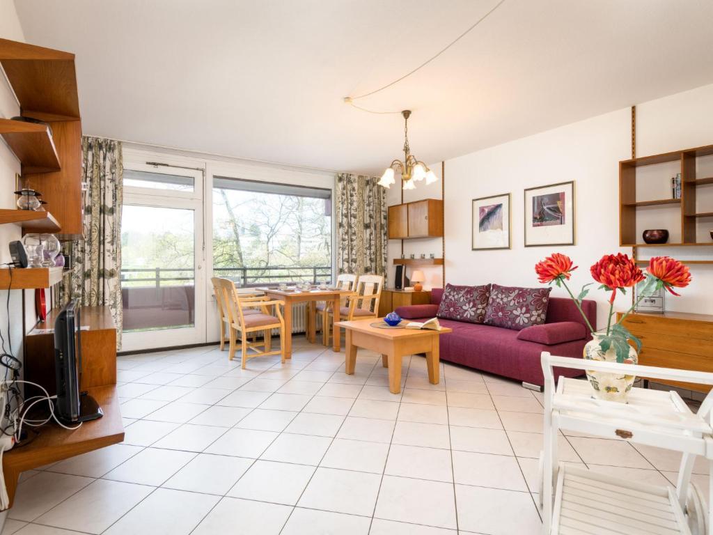 ein Wohnzimmer mit einem lila Sofa und einem Tisch in der Unterkunft Apartment B313 by Interhome in Lahnstein