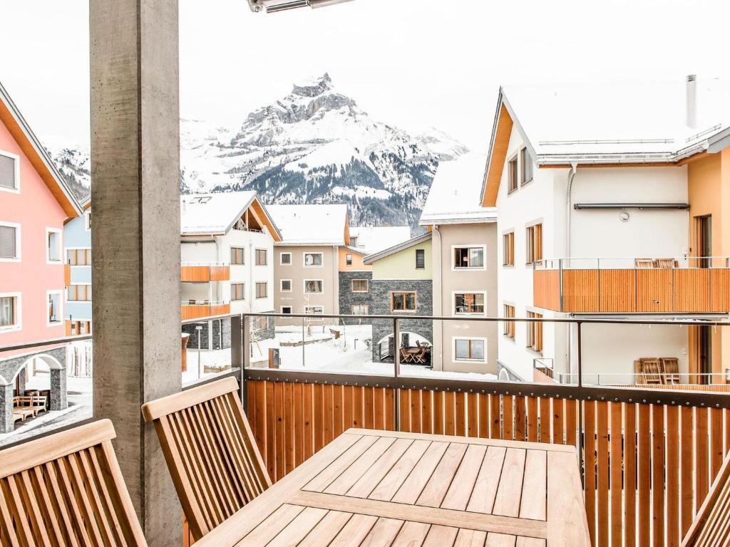 einen Balkon mit einem Tisch, Stühlen und einem Berg in der Unterkunft Apartment TITLIS Resort Studio 1 by Interhome in Engelberg