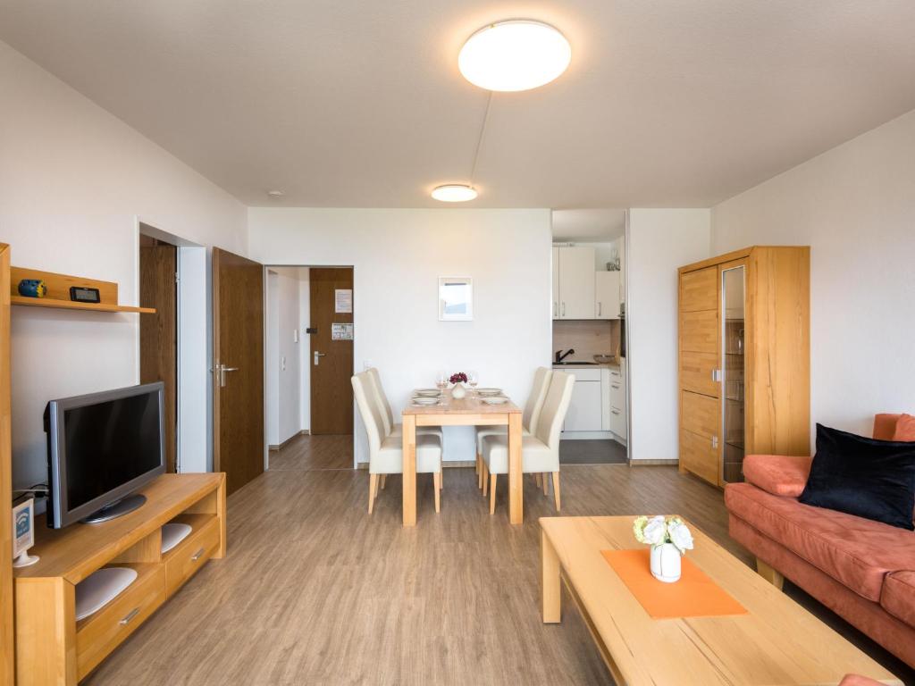 ein Wohnzimmer mit einem Sofa und einem Tisch in der Unterkunft Apartment A1208 by Interhome in Lahnstein