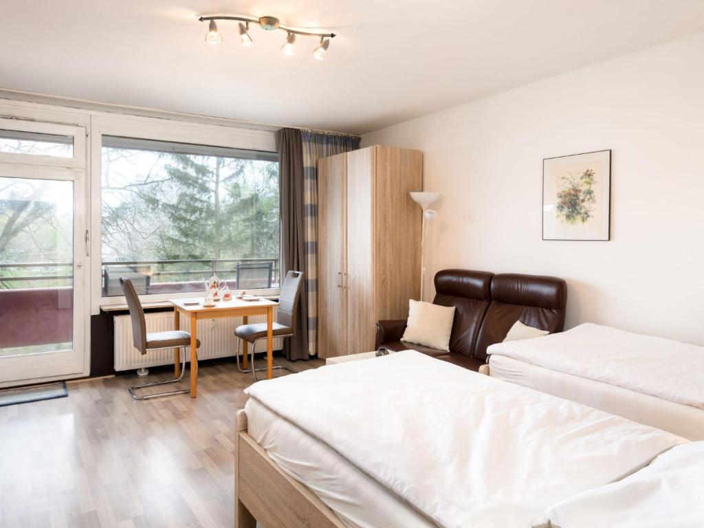 ein Hotelzimmer mit einem Bett, einem Tisch und einem Fenster in der Unterkunft Apartment B306 by Interhome in Lahnstein