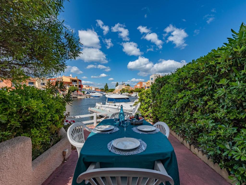 Výhled na řeku, která protéká v blízkosti prázdninového domu