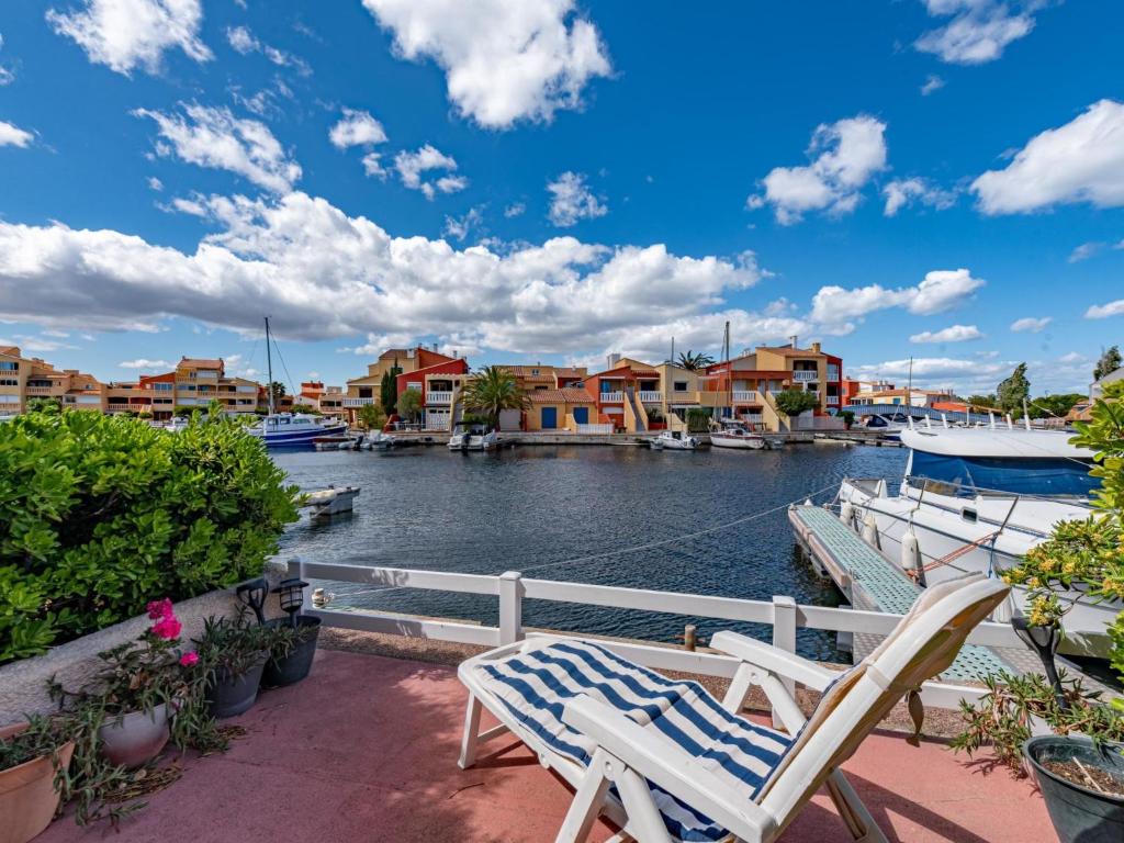 - deux chaises assises sur un balcon donnant sur le port de plaisance dans l'établissement Holiday Home Nautica-3 by Interhome, au Barcarès