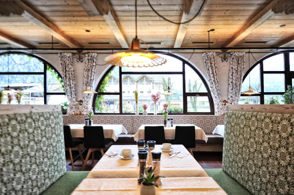 Reštaurácia alebo iné gastronomické zariadenie v ubytovaní Fischerwirt am See