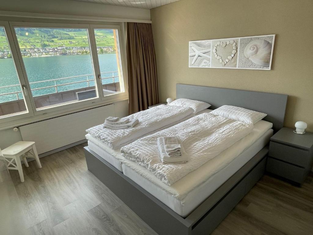 Postel nebo postele na pokoji v ubytování Holiday Home Seestern direkt am See by Interhome