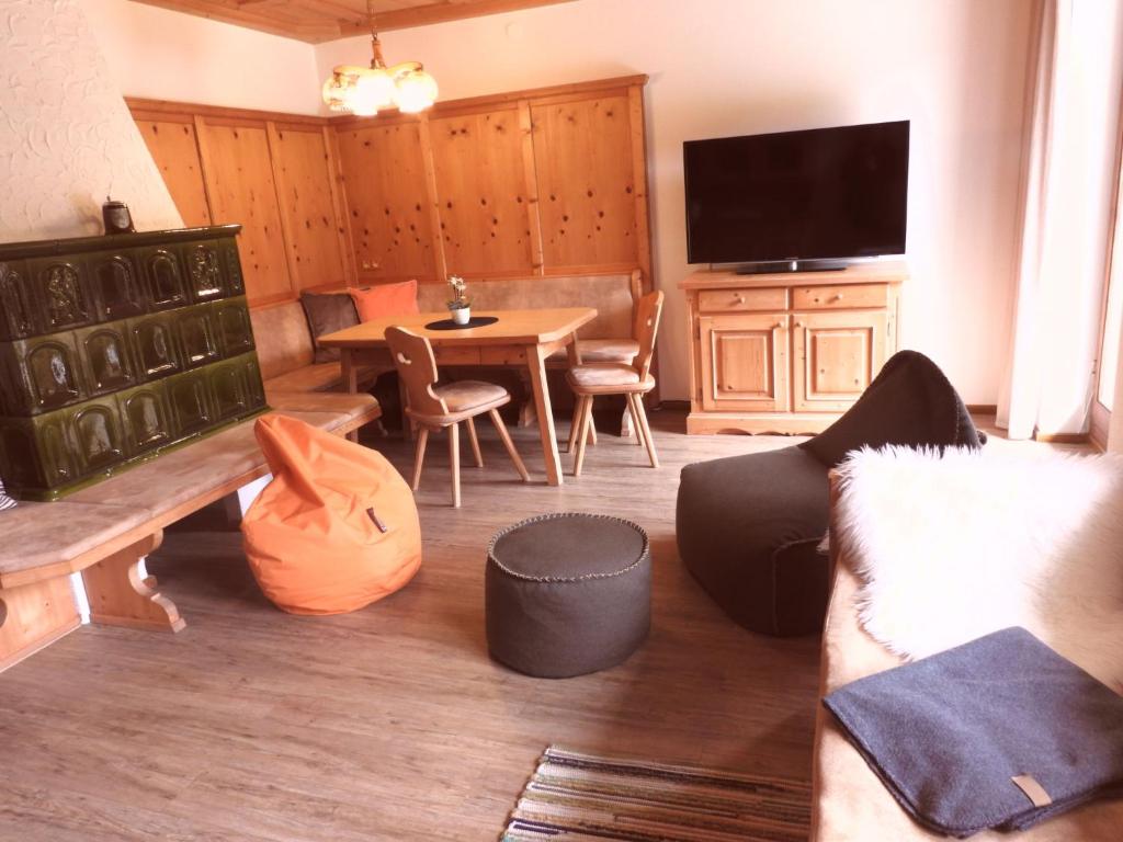 TV a/nebo společenská místnost v ubytování Holiday Home Haus Sigfried by Interhome