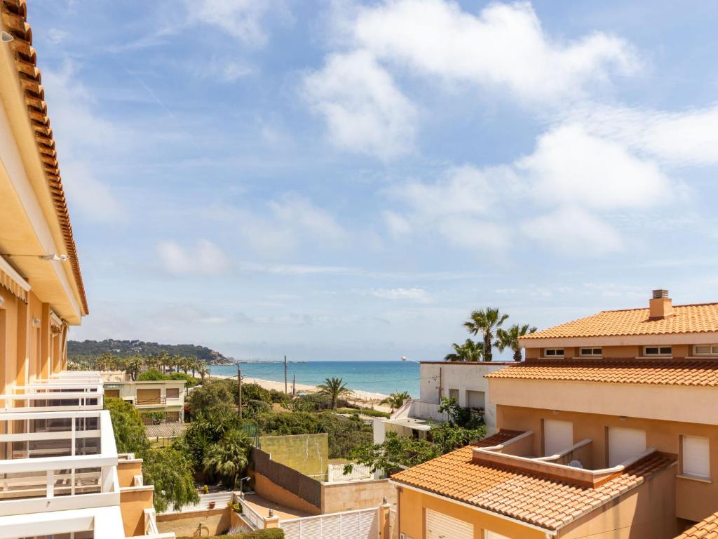 uitzicht op het strand vanaf het balkon van een gebouw bij Holiday Home Canción de mar by Interhome in Creixell