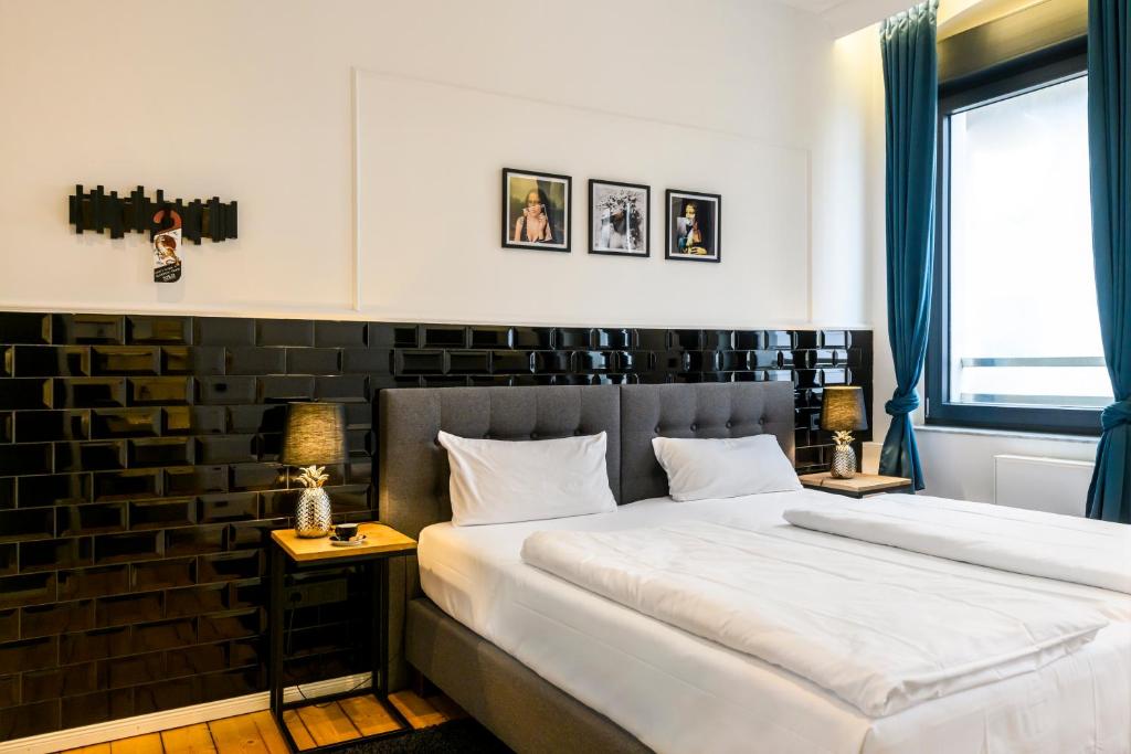a bedroom with two beds and a window at Nikii Boutique Hotel in Leverkusen