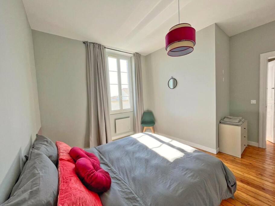 une chambre avec un lit et une grande fenêtre dans l'établissement Claire - Bel Appartement T2 Lumineux, à Châteaurenard
