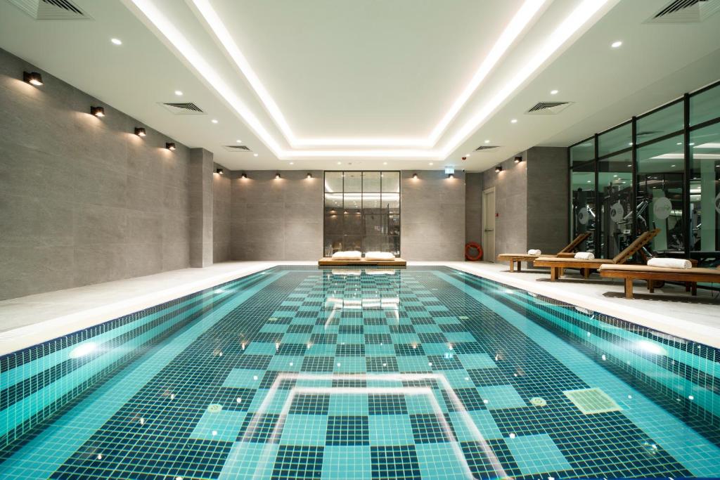 une piscine intérieure avec du carrelage et une piscine dans l'établissement Arts Hotel Taksim, à Istanbul