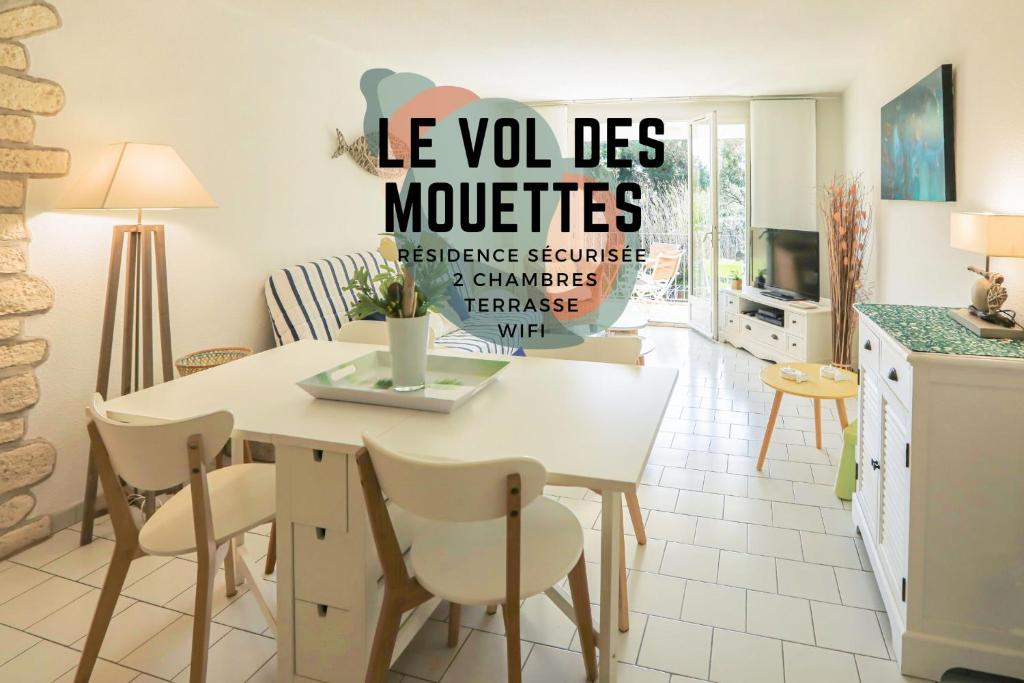 een keuken en eetkamer met een tafel en stoelen bij ✦ Le Vol des Mouettes ✦ Port-Cogolin in Cogolin