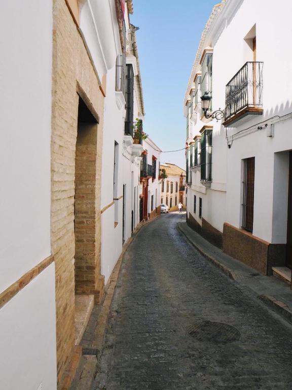 an empty street in an alley between buildings at Carmona Center Apartment in Carmona