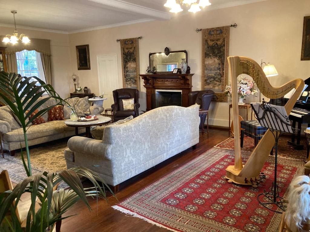 un soggiorno con divano e pianoforte di Faversham House a York