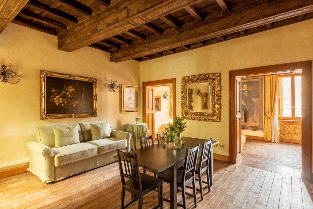 ein Wohnzimmer mit Tisch und Couch in der Unterkunft iFlat Golden Gem in Trevi in Rom