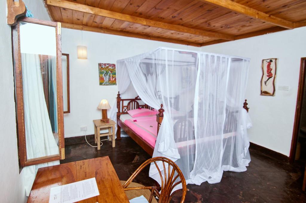 Mvuvi Fishing Lodge - Driepersoonskamer Met Uitzicht Op Het Zwembad