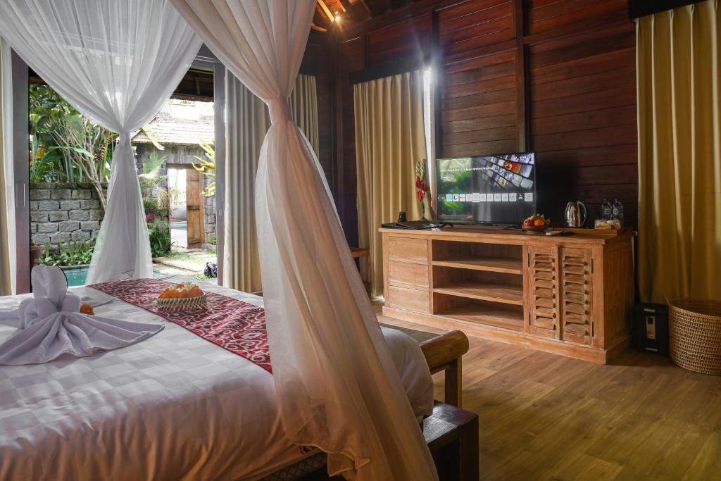 Postel nebo postele na pokoji v ubytování Uma Linggah Resort by Puri Signatures