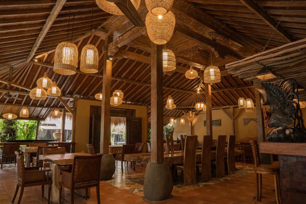 Restaurace v ubytování Uma Linggah Resort by Puri Signatures