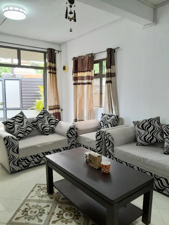 Beautiful Affordable House - 5 minutes from the airport and 12 minutes to Blue bay beach - Casa Con Tre Camere Da Letto