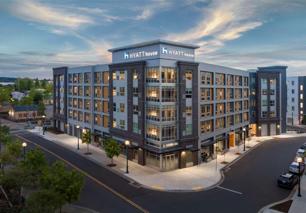 een weergave van een hotel naast een straat bij Hyatt House Portland/Beaverton in Beaverton