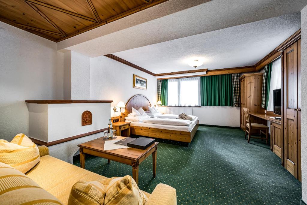 Postel nebo postele na pokoji v ubytování Hotel Alpina Sölden - Adults Only