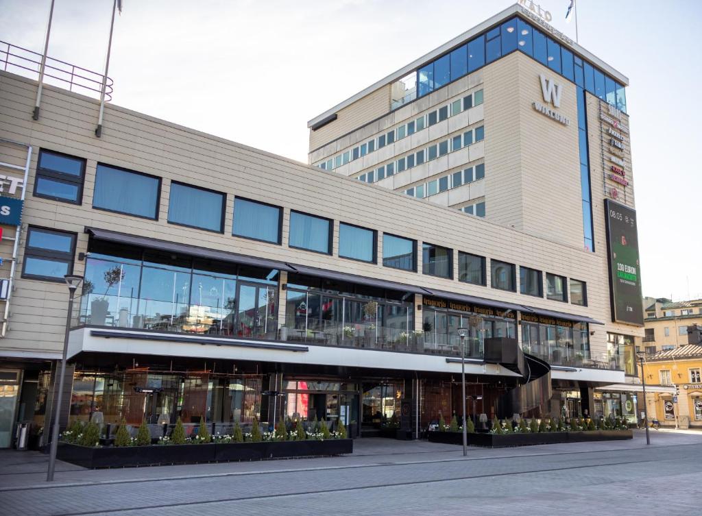 un gran edificio con muchas ventanas en Original Sokos Hotel Wiklund, en Turku