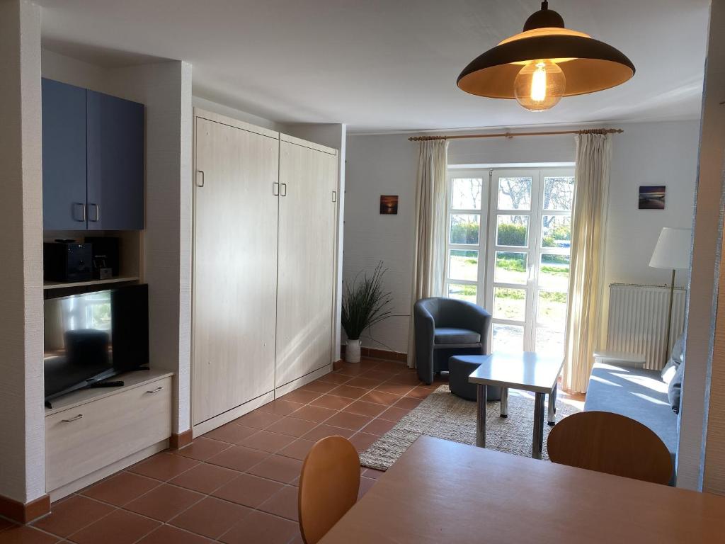 ドランスケにあるFeriendorf Rugana - Komfort 1-Raum Ferienwohnung mit Terrasse C46のリビングルーム(テレビ付)、ダイニングルーム