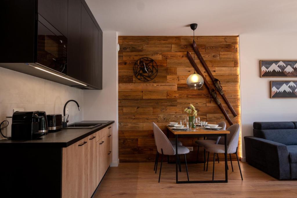 Kuchyňa alebo kuchynka v ubytovaní Apartamenty z basenem i saunami STONE HILL RESORT VIP Centrum by Royal Aparts