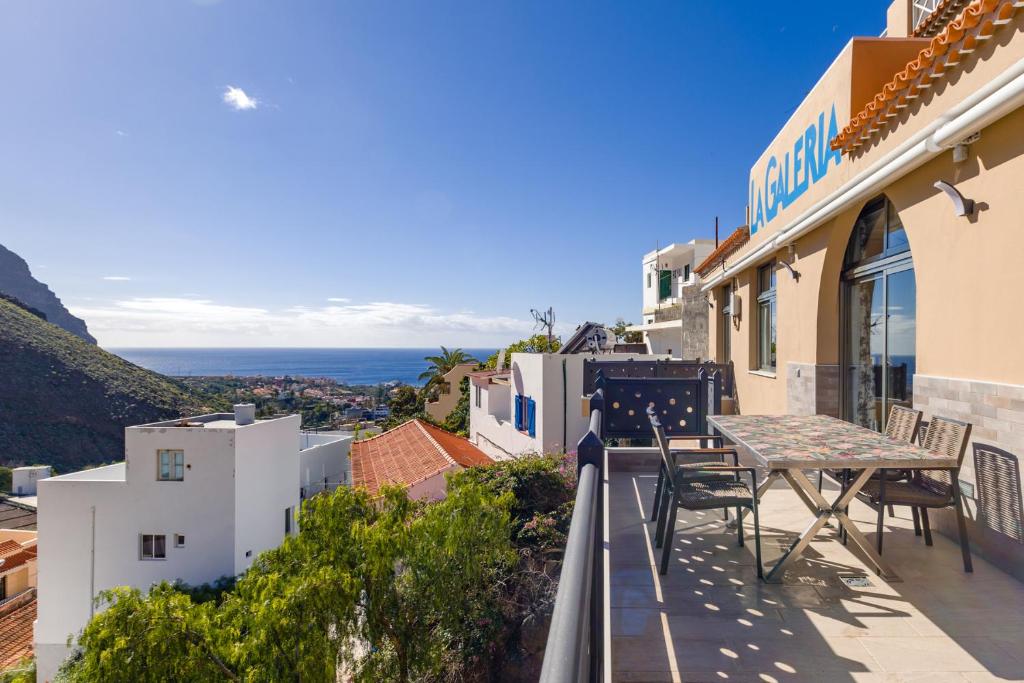 balcón con mesa y sillas y vistas al océano en Eigner Suite 100 qm - Loft mit Ausblick en Calera