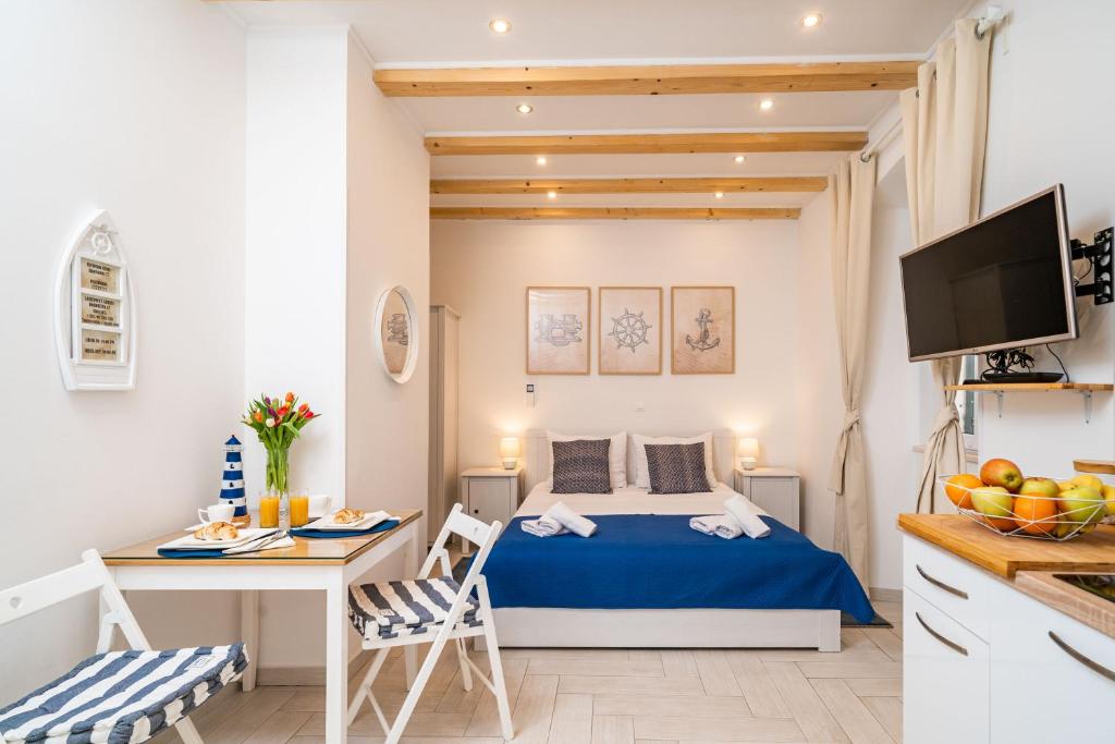 um pequeno quarto com uma cama, uma secretária e um computador em Apartment SeventySeven em Dubrovnik