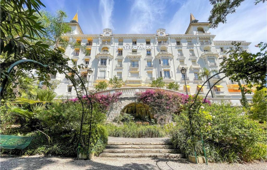 un hôtel avec un jardin en face dans l'établissement Nice Apartment In Menton With Wifi, à Menton