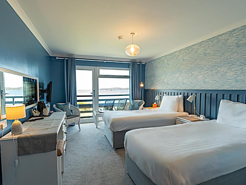 Postel nebo postele na pokoji v ubytování Loch Melfort Hotel