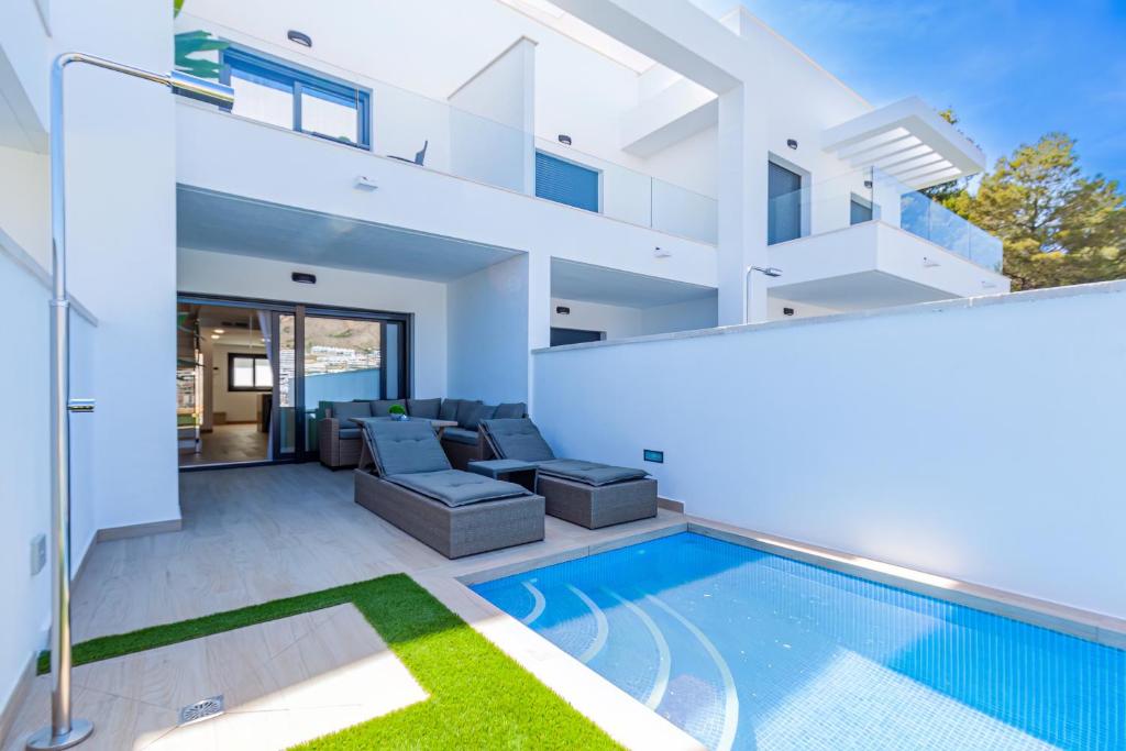 uma imagem de uma casa com piscina em PANORAMIC private pool home em Finestrat