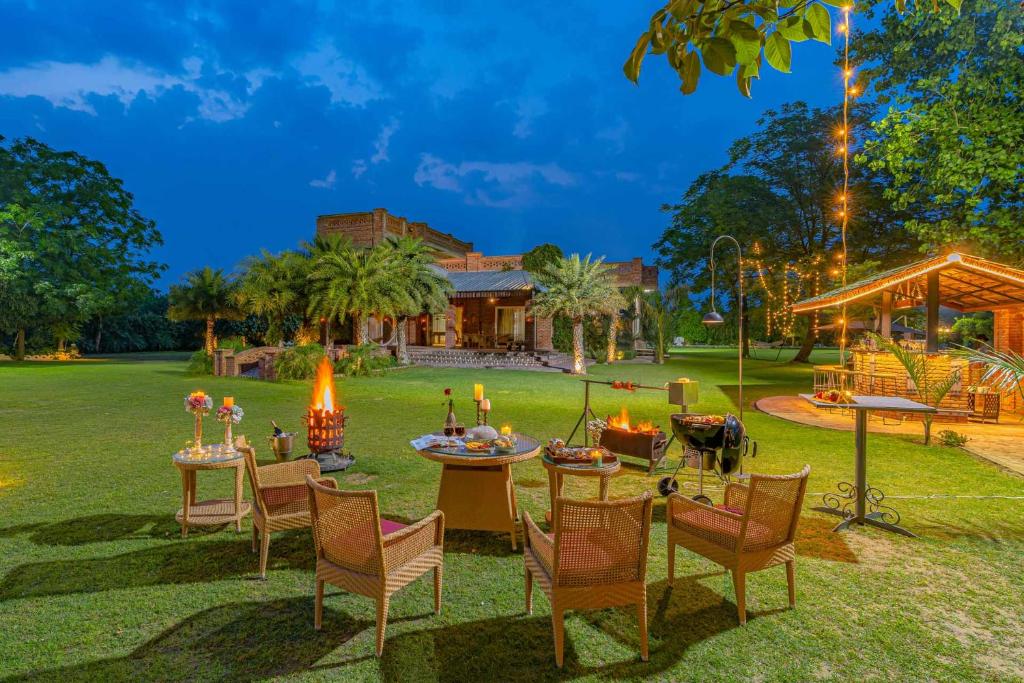 En hage utenfor StayVista's Peacocks & Partridges - Hoshiarpur - Amidst Greenery with Terrace, Indoor Fireplace, Bar & Snooker Table