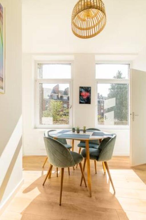 Televízia a/alebo spoločenská miestnosť v ubytovaní Suite Cosy Californienne en Hyper Centre