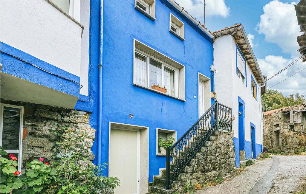 niebieski budynek ze schodami przed nim w obiekcie 1 Bedroom Pet Friendly Home In Galicia w mieście Belesar