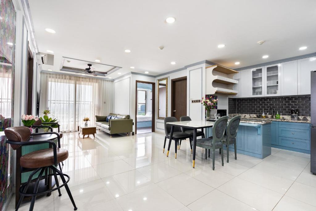 cocina y comedor con mesa y sillas en Saigon Royal Apartment with Panorama City View en Ho Chi Minh