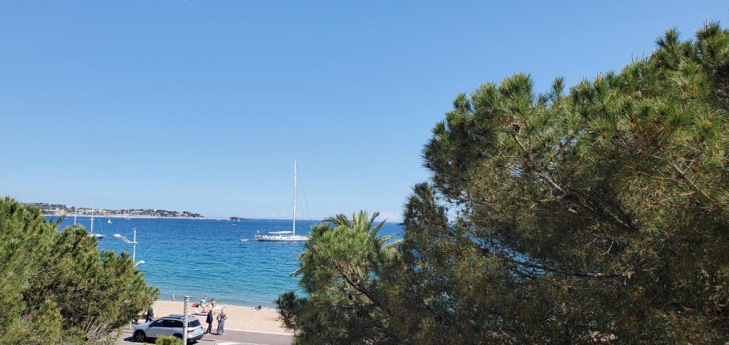 een uitzicht op een strand met een boot in het water bij Port Frejus Est, Le Capitole, Studio 27m2, vue mer in Fréjus