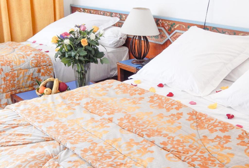 Postel nebo postele na pokoji v ubytování Hotel Sindibad