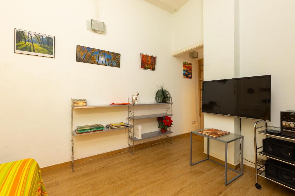 Televízia a/alebo spoločenská miestnosť v ubytovaní ApartEasy - Central Barcelona Studio Apartment