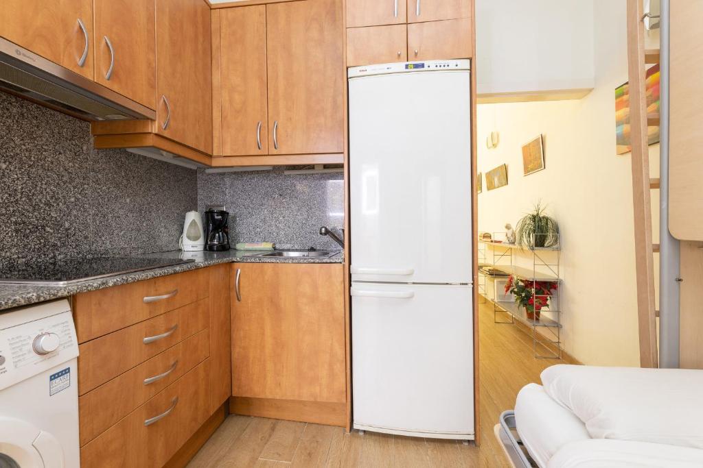 Kuchyňa alebo kuchynka v ubytovaní ApartEasy - Central Barcelona Studio Apartment