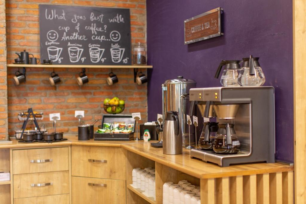 Příslušenství pro přípravu čaje a kávy v ubytování Iveria Inn Hotel