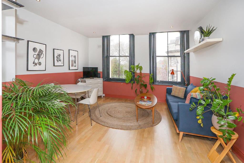 ロンドンにあるJust-renovated flat in the centre of Shoreditch!のリビングルーム(ソファ、植物テーブル付)