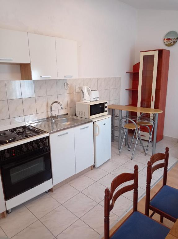 Kuchyň nebo kuchyňský kout v ubytování Apartments Milinkovic