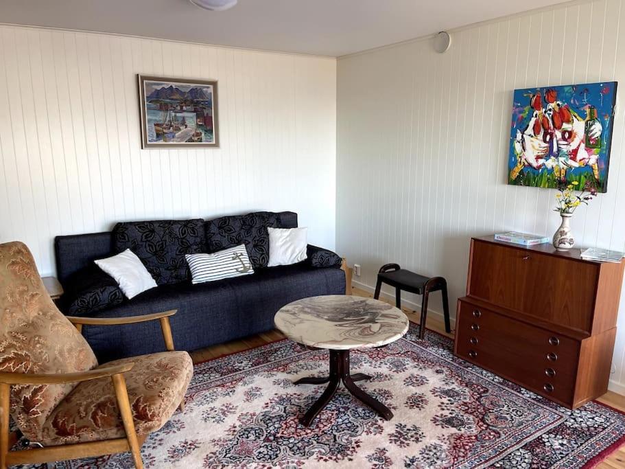Posezení v ubytování Cosy 1-bedroom apartment on Hamnøya.