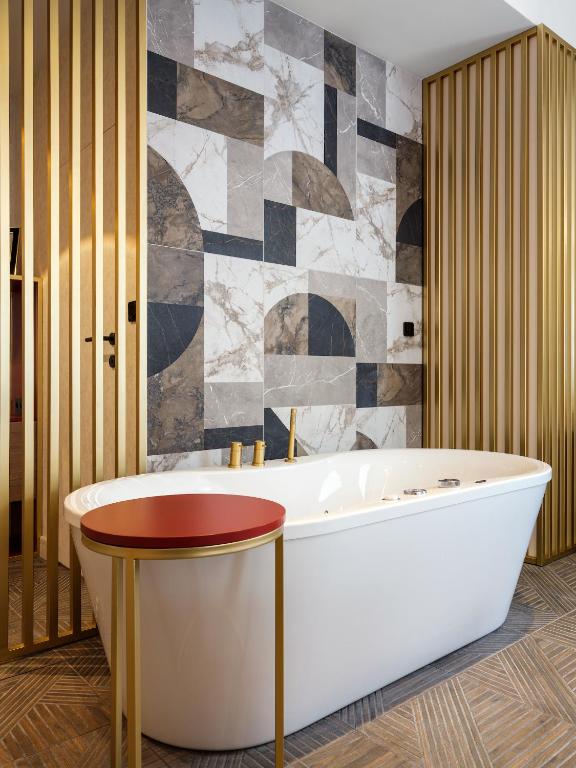 Golden Queen Deluxe Jacuzzi Apartments - Old Town - Resim 11