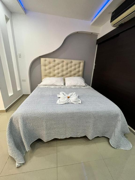 Postel nebo postele na pokoji v ubytování Aparta Hotel El Cacique Upar
