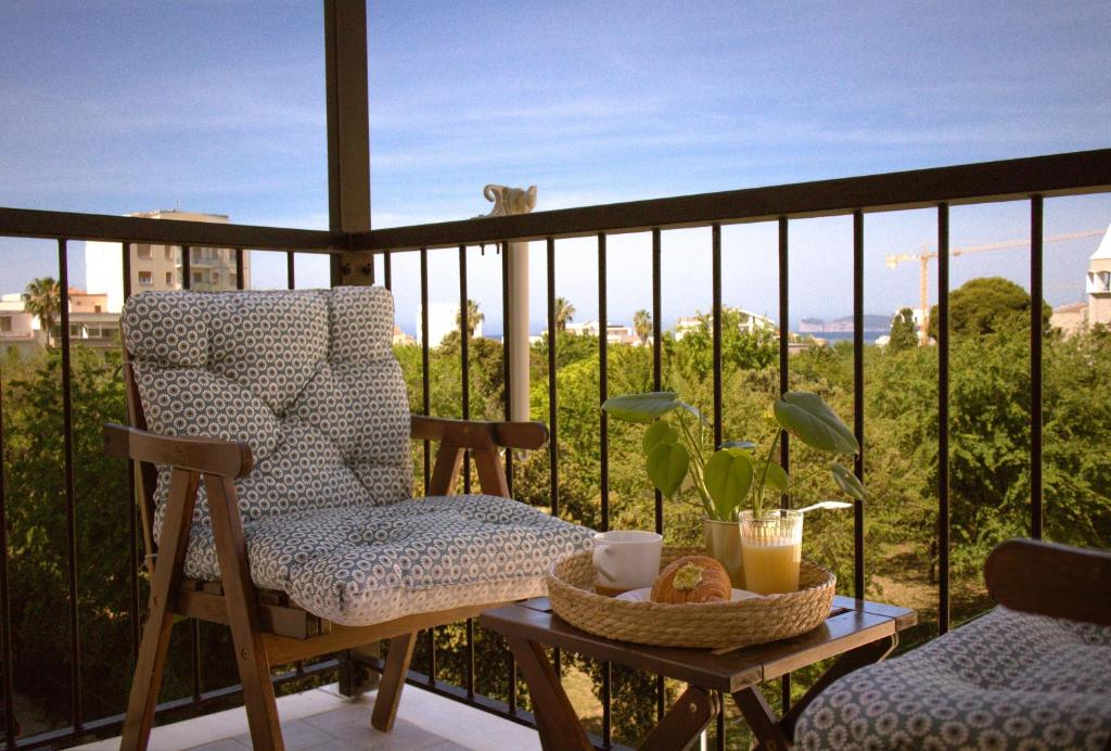 una silla y una mesa en un balcón con vistas en Guest House Camilla en Alguer