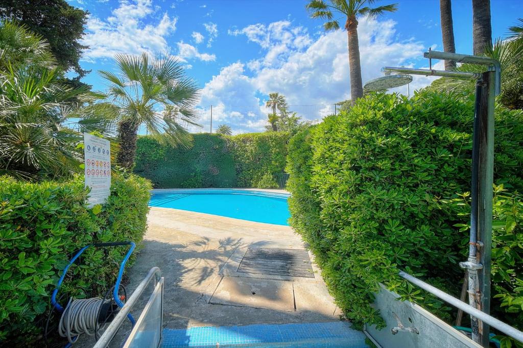 Bazén v ubytovaní IMMOGROOM - Fully equipped - Terrace - Pool - Wifi - Air conditioning alebo v jeho blízkosti